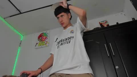 mateo_escobar online show from November 19, 2025, 9:37 pm