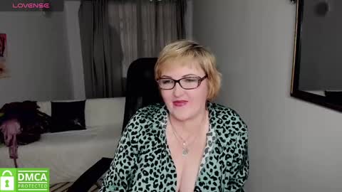 Lana online show from January 3, 2025, 6:01 am