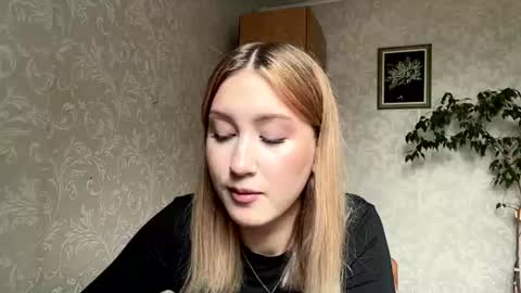Snapshot of maudiesikes chatting on July 18, 2026, 9:24 am Mia online show from July 18, 2026, 9:24 am