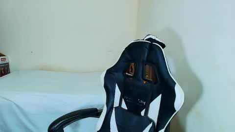 max_love25 online show from November 16, 2025, 6:57 pm