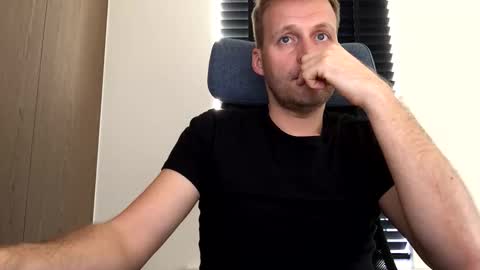 Max take off clothes online show from November 7, 2025, 9:09 am