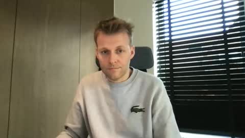 Max take off clothes online show from November 21, 2025, 9:52 am