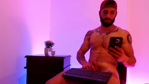 max_xl_ online show from February 20, 2025, 11:43 pm