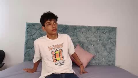 Snapshot of maxfrost_1 chatting on December 19, 2025, 7:21 pm M A X F R O S T online show from December 19, 2025, 7:21 pm