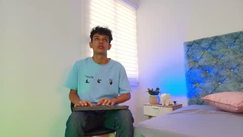 Snapshot of maxfrost_1 chatting on December 21, 2025, 7:10 pm M A X F R O S T online show from December 21, 2025, 7:10 pm