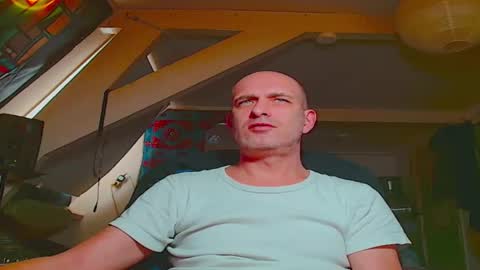 Snapshot of maxhardcore77 chatting on November 18, 2025, 9:25 am maxhardcore77 online show from November 18, 2025, 9:25 am