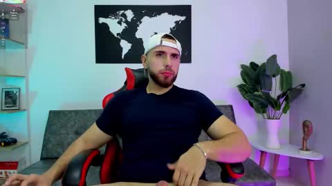 Maximo Wolf online show from November 25, 2025, 8:42 pm