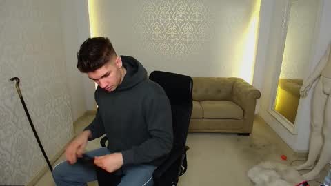 MaxKaiden online show from November 11, 2025, 6:02 am