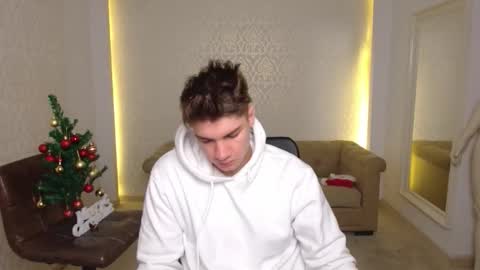 MaxKaiden online show from December 22, 2025, 5:37 am