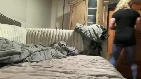 maxpowers264 online show from December 22, 2025, 4:42 am