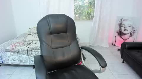 MaxThomson online show from September 29, 2025, 7:51 pm