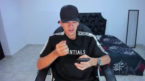 MaxThomson online show from October 7, 2025, 8:39 pm