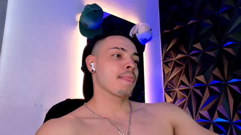 MAX online show from October 8, 2025, 10:18 pm