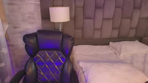 Maxine Minx online show from November 16, 2025, 11:27 am