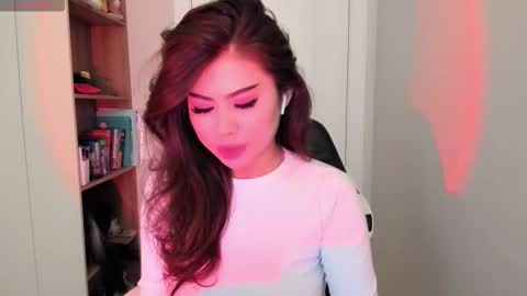 Mia online show from December 17, 2025, 3:12 am