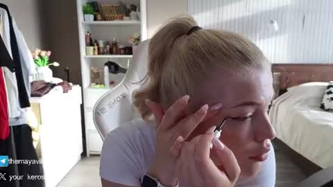 Snapshot of maya_blonde18 chatting on July 20, 2026, 3:43 am Maya online show from July 20, 2026, 3:43 am