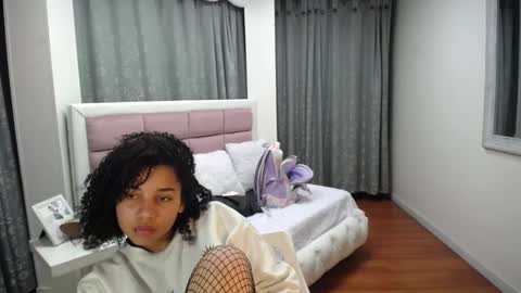 Snapshot of mayaa_ross chatting on December 15, 2024, 6:18 am Maya online show from December 15, 2024, 6:18 am