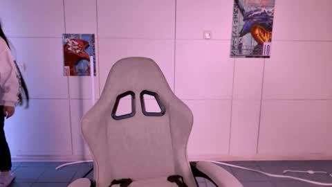 maybloom_ online show from November 27, 2025, 5:26 pm