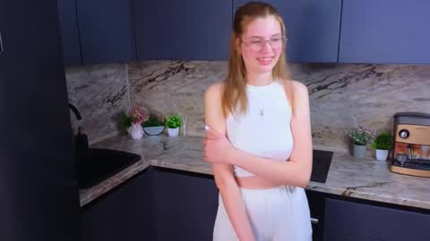 Mia online show from February 11, 2025, 12:05 pm