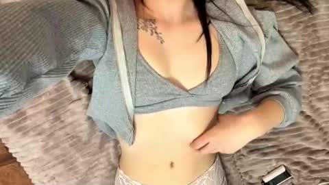 Snapshot of maziebathrick chatting on December 22, 2025, 1:24 am Adel online show from December 22, 2025, 1:24 am