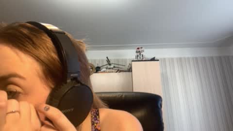 Snapshot of mckenziemoitoza chatting on October 13, 2025, 8:14 am Hello Lisa here Help me to make 50 thumbs up 333 online show from October 13, 2025, 8:14 am