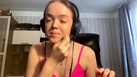 Snapshot of mckenziemoitoza chatting on October 17, 2025, 8:39 am Hello Lisa here Help me to make 50 thumbs up 333 online show from October 17, 2025, 8:39 am