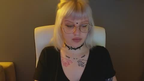 Snapshot of me1roze chatting on May 10, 2026, 12:38 am Roze online show from May 10, 2026, 12:38 am