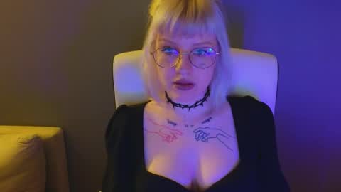 Snapshot of me1roze chatting on May 10, 2026, 10:59 pm Roze online show from May 10, 2026, 10:59 pm