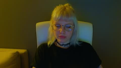 Snapshot of me1roze chatting on May 12, 2026, 11:13 pm Roze online show from May 12, 2026, 11:13 pm