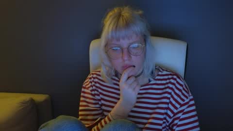 Snapshot of me1roze chatting on May 15, 2026, 11:01 pm Roze online show from May 15, 2026, 11:01 pm