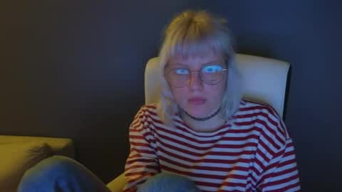 Snapshot of me1roze chatting on May 15, 2026, 11:23 pm Roze online show from May 15, 2026, 11:23 pm