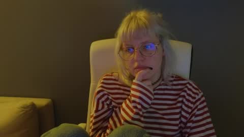 Snapshot of me1roze chatting on May 15, 2026, 11:56 pm Roze online show from May 15, 2026, 11:56 pm