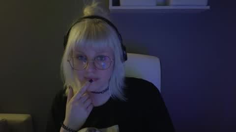 Snapshot of me1roze chatting on May 22, 2026, 1:46 am Roze online show from May 22, 2026, 1:46 am