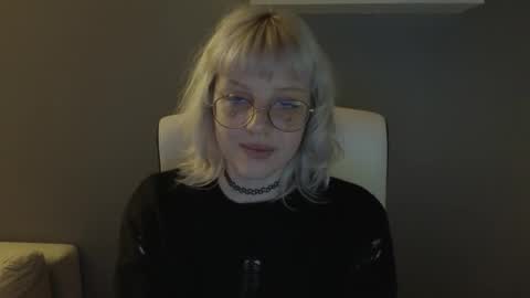 Snapshot of me1roze chatting on May 31, 2026, 11:17 pm Roze online show from May 31, 2026, 11:17 pm