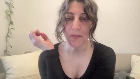 Snapshot of meena0220 chatting on May 1, 2026, 4:22 pm Meena online show from May 1, 2026, 4:22 pm