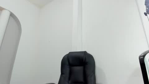 Snapshot of megan__monroe chatting on December 3, 2025, 9:46 pm megan__monroe online show from December 3, 2025, 9:46 pm