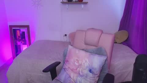                 Laura                 online show from September 22, 2025, 10:01 pm