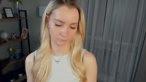 Elly online show from April 17, 2026, 6:22 pm