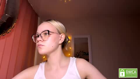 Mia online show from May 10, 2026, 3:28 pm