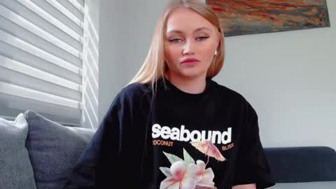 Snapshot of melani_a chatting on May 25, 2026, 12:11 pm Melania online show from May 25, 2026, 12:11 pm