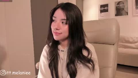 Snapshot of melanie_owo chatting on June 27, 2026, 2:05 am Melanie online show from June 27, 2026, 2:05 am