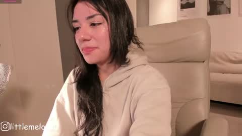 Snapshot of melanie_owo chatting on July 14, 2026, 2:05 am Melanie online show from July 14, 2026, 2:05 am