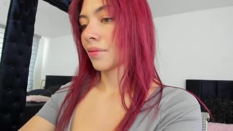 Melanie roux  online show from April 20, 2026, 7:04 pm