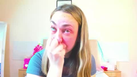 Snapshot of melaniecutys chatting on May 18, 2026, 5:24 am Melania online show from May 18, 2026, 5:24 am