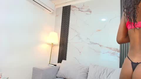 Snapshot of melaniepatton chatting on November 19, 2025, 12:16 pm Melanie online show from November 19, 2025, 12:16 pm