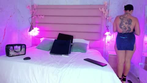 Melanie Roux online show from November 28, 2025, 8:11 pm