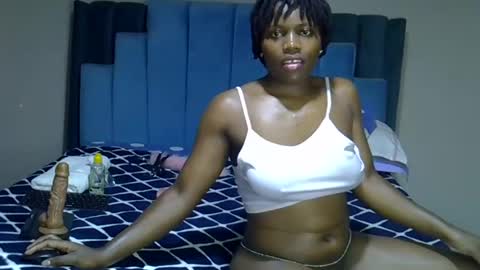 Snapshot of melanin_moon chatting on July 1, 2026, 11:23 am Moon online show from July 1, 2026, 11:23 am