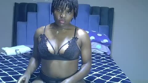 Snapshot of melanin_moon chatting on July 13, 2026, 7:49 pm Moon online show from July 13, 2026, 7:49 pm