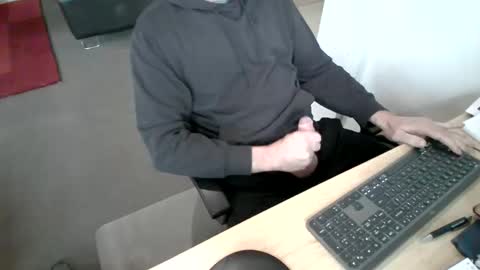 melbguy_075 online show from November 3, 2025, 2:35 am