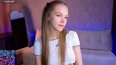 Melee Eva - Thumbs Up please  online show from March 12, 2026, 10:43 am